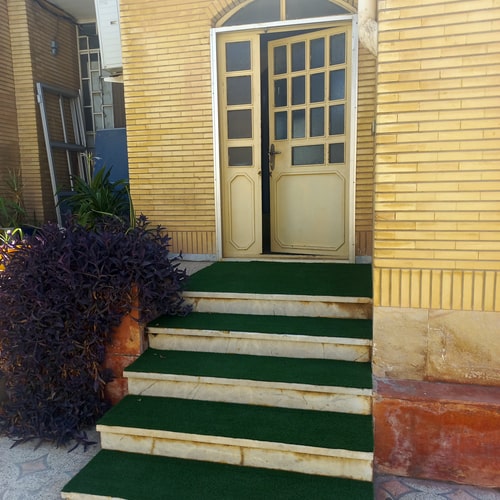 چمن مصنوعی روی پله